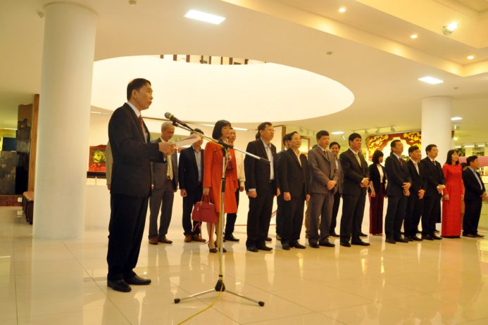 Đảng bộ Đại học Huế dâng hoa báo công lên Bác nhân kỷ niệm 90 năm Ngày thành lập ĐCSVN