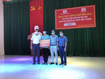 Trao học bổng hỗ trợ cho tân sinh viên HUET có hoàn cảnh khó khăn tại Hà Tĩnh