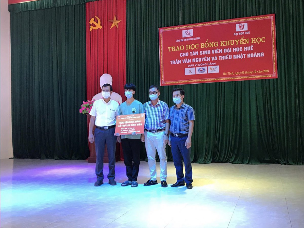 Trao học bổng hỗ trợ cho tân sinh viên HUET có hoàn cảnh khó khăn tại Hà Tĩnh